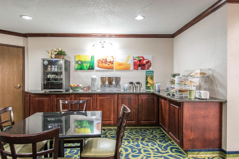 Quality Suites Kansas City International Airport Exterior foto