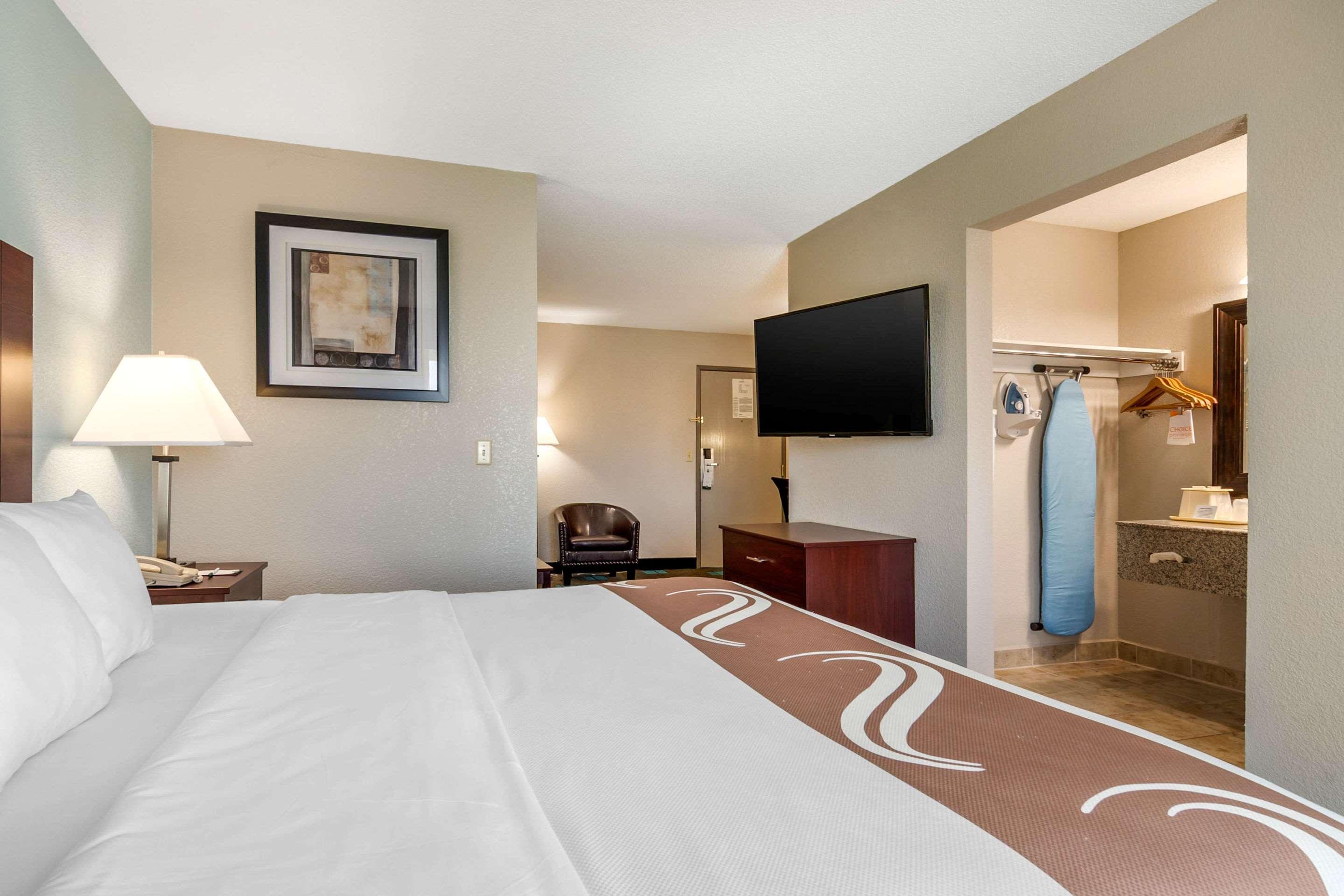 Quality Suites Kansas City International Airport Exterior foto
